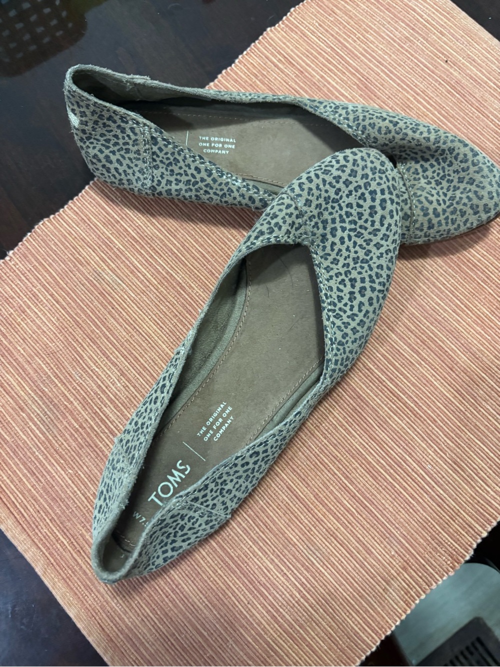 Toms Women's Leopard Print suede Flats in beige and Black